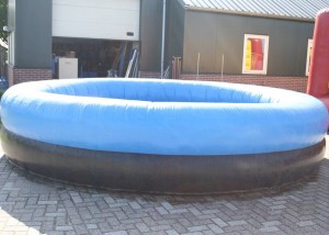 Zwembad zeskamp attracties